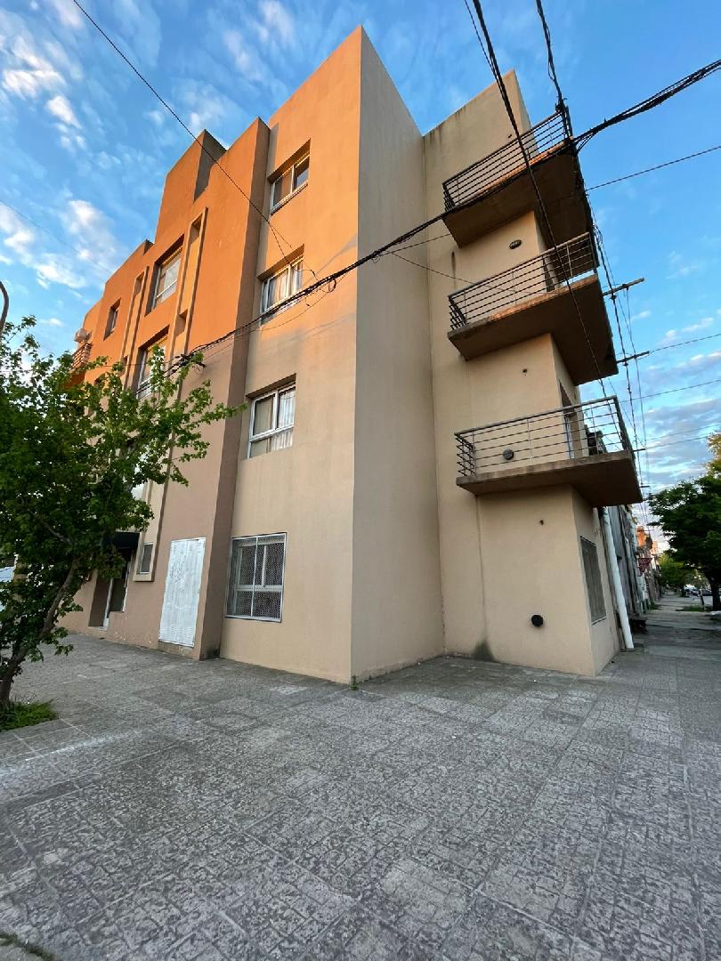 DEPARTAMENTO DOS AMBIENTES CON COCHERA EN VENTA - LA RIOJA ESQUINA ALMIRANTE BROWN